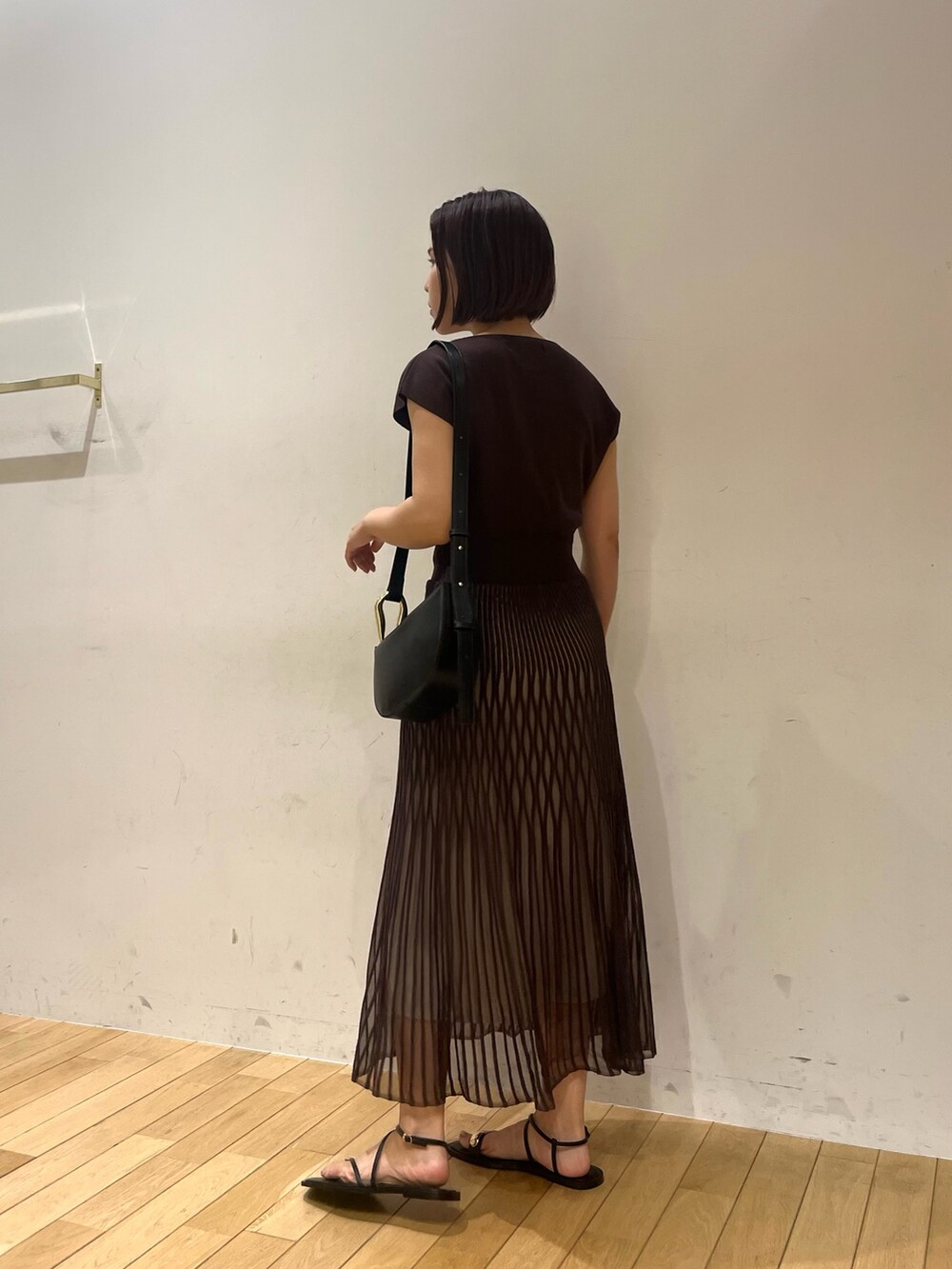 ブラック系のサンダル、ブラウン系のワンピース、ブラック系のショルダーバッグを着用したレディースの夏コーディネートの3枚目の写真