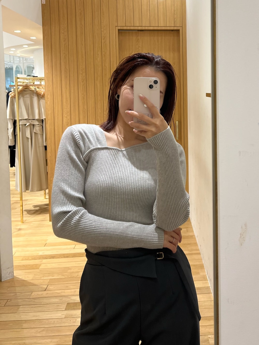 グレー系のその他パンツ、グレー系のニット/セーターを着用したレディースの春コーディネートの5枚目の写真