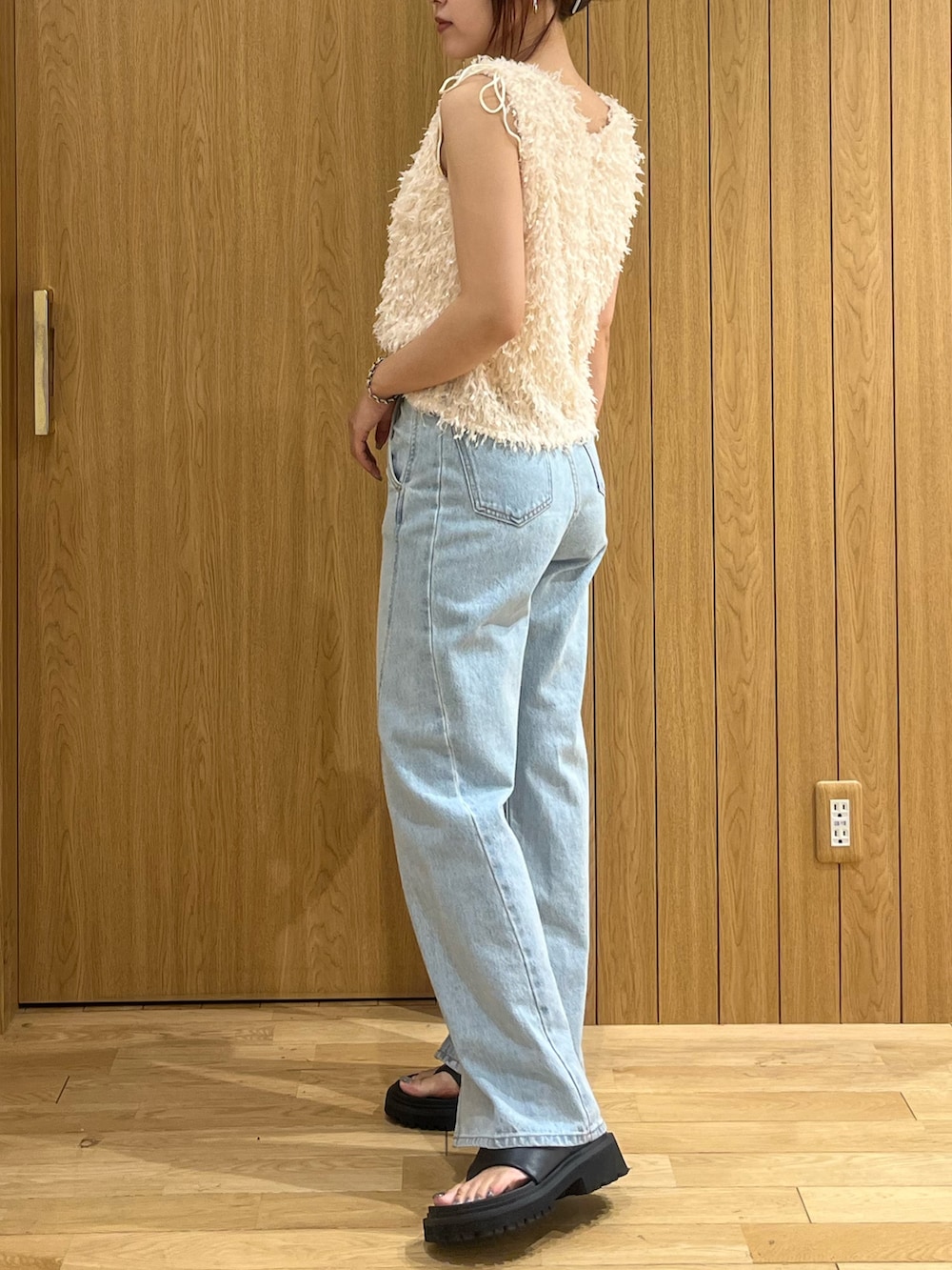 ブルー系のデニムパンツ、ホワイト系のTシャツ/カットソーを着用したレディースの夏コーディネートの2枚目の写真