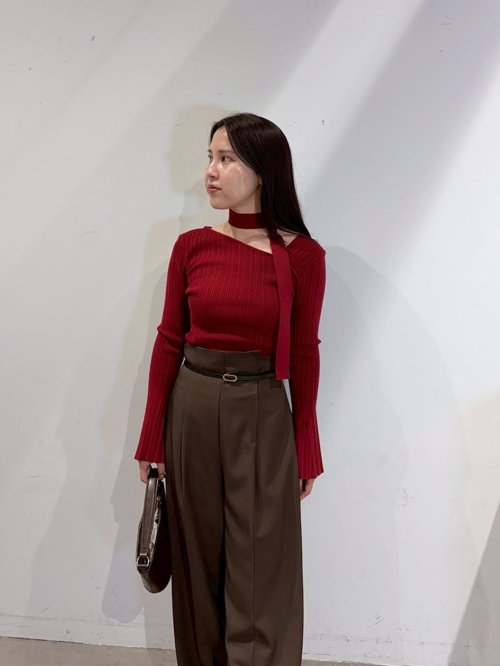 ブラウン系のその他パンツ、ブラック系のブーツ、レッド系のニット/セーターを着用したレディースの夏コーディネートの4枚目の写真