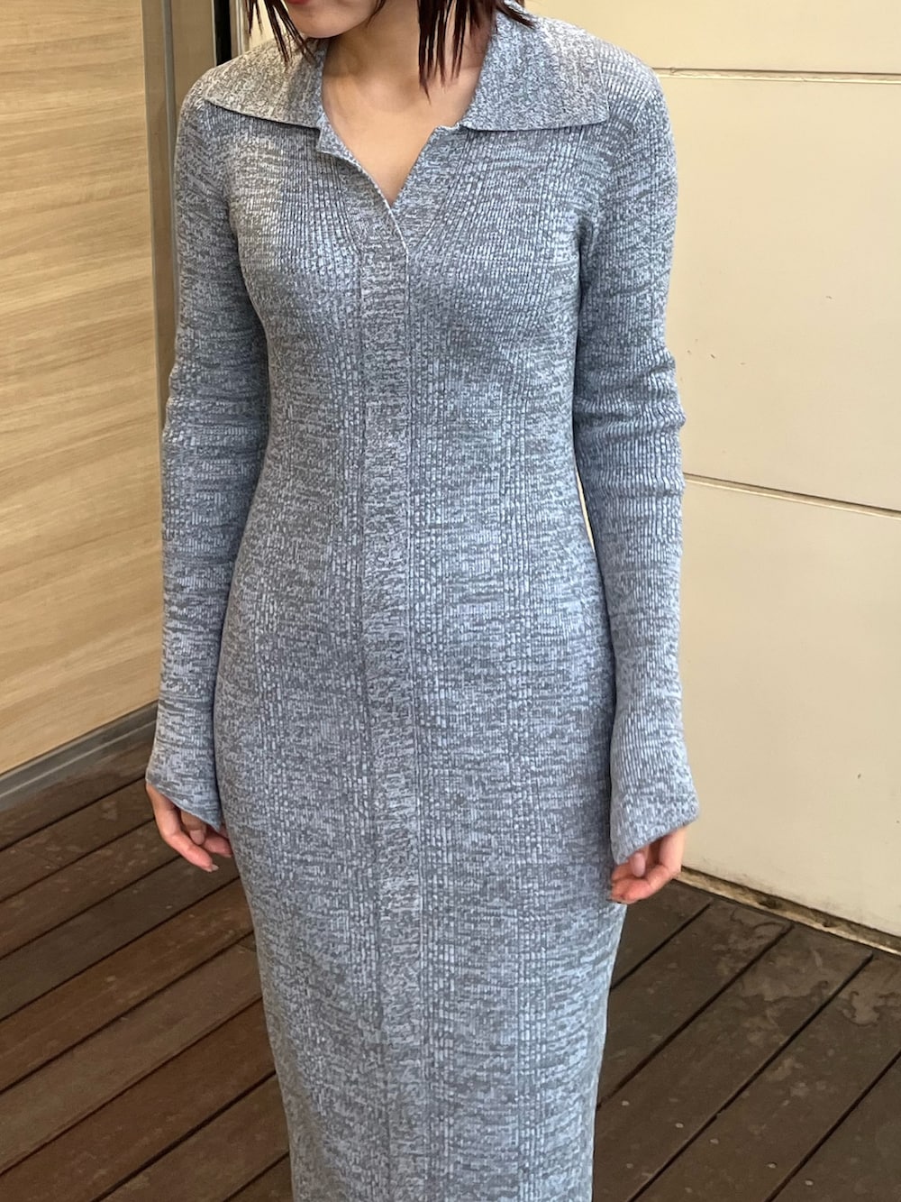 ブルー系のワンピースを着用したレディースの冬コーディネートの6枚目の写真