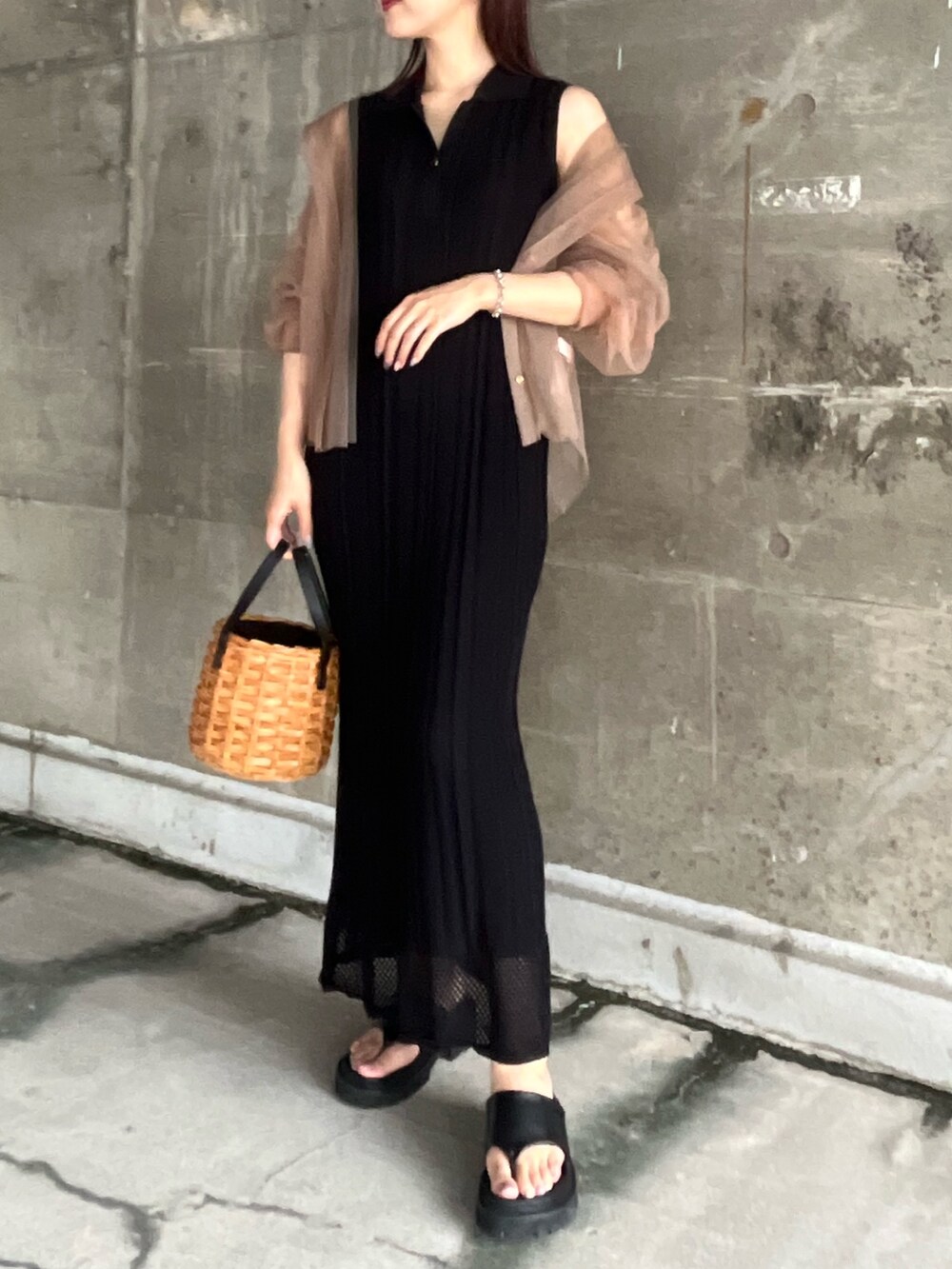 ブラック系のワンピース、ブラウン系のハンドバッグ、ブラウン系のシャツ/ブラウスを着用したレディースの夏コーディネートの2枚目の写真