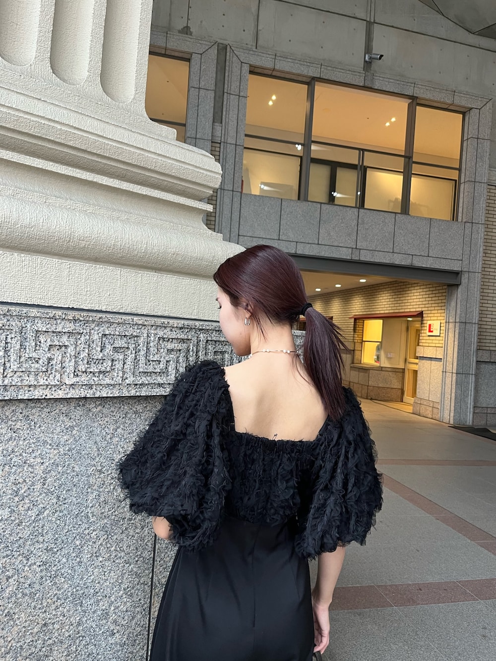 その他のパンプス、ブラック系のパンツドレス、その他のクラッチバッグを着用したレディースの冬コーディネートの6枚目の写真