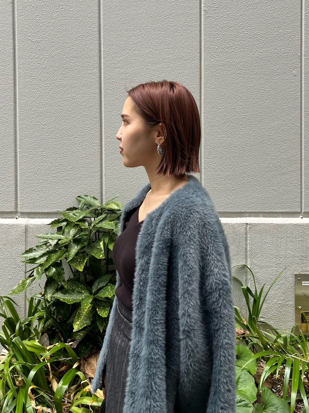 ブラック系のニット/セーター、グレー系のカーディガン/ボレロ、グレー系のスカートを着用したレディースの秋コーディネートの5枚目の写真