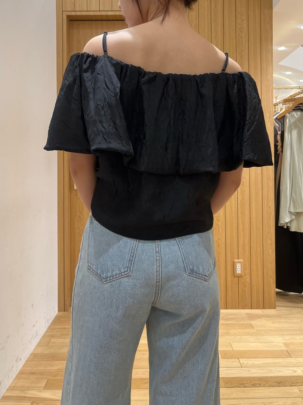 ブルー系のデニムパンツ、ブラック系のシャツ/ブラウスを着用したレディースの夏コーディネートの6枚目の写真