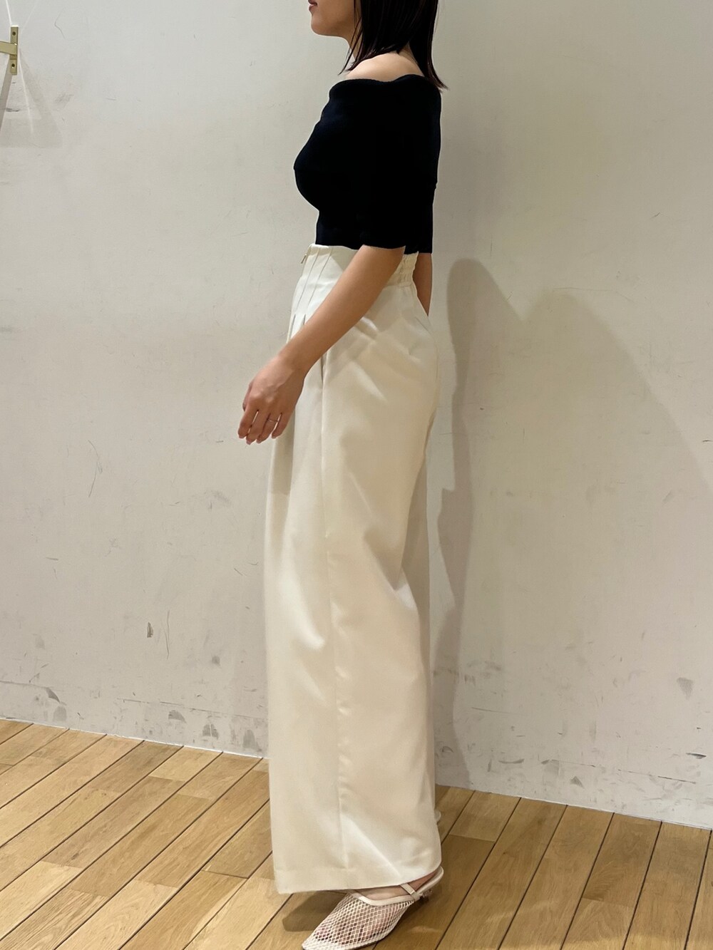 ブルー系のニット/セーター、ホワイト系のサンダル、ホワイト系のその他パンツを着用したレディースの春コーディネートの2枚目の写真