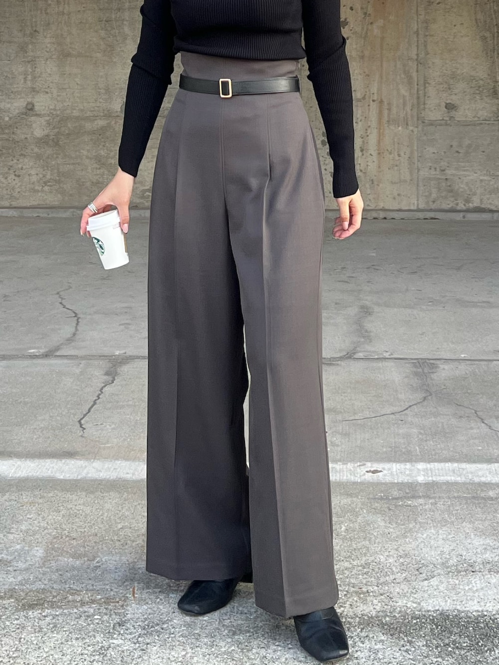 グレー系のその他パンツ、ブラック系のニット/セーターを着用したレディースの冬コーディネートの6枚目の写真