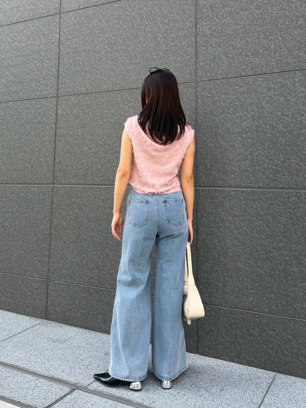 ピンク系のシャツ/ブラウス、ブルー系のデニムパンツ、ブラック系のパンプスを着用したレディースの春コーディネートの3枚目の写真