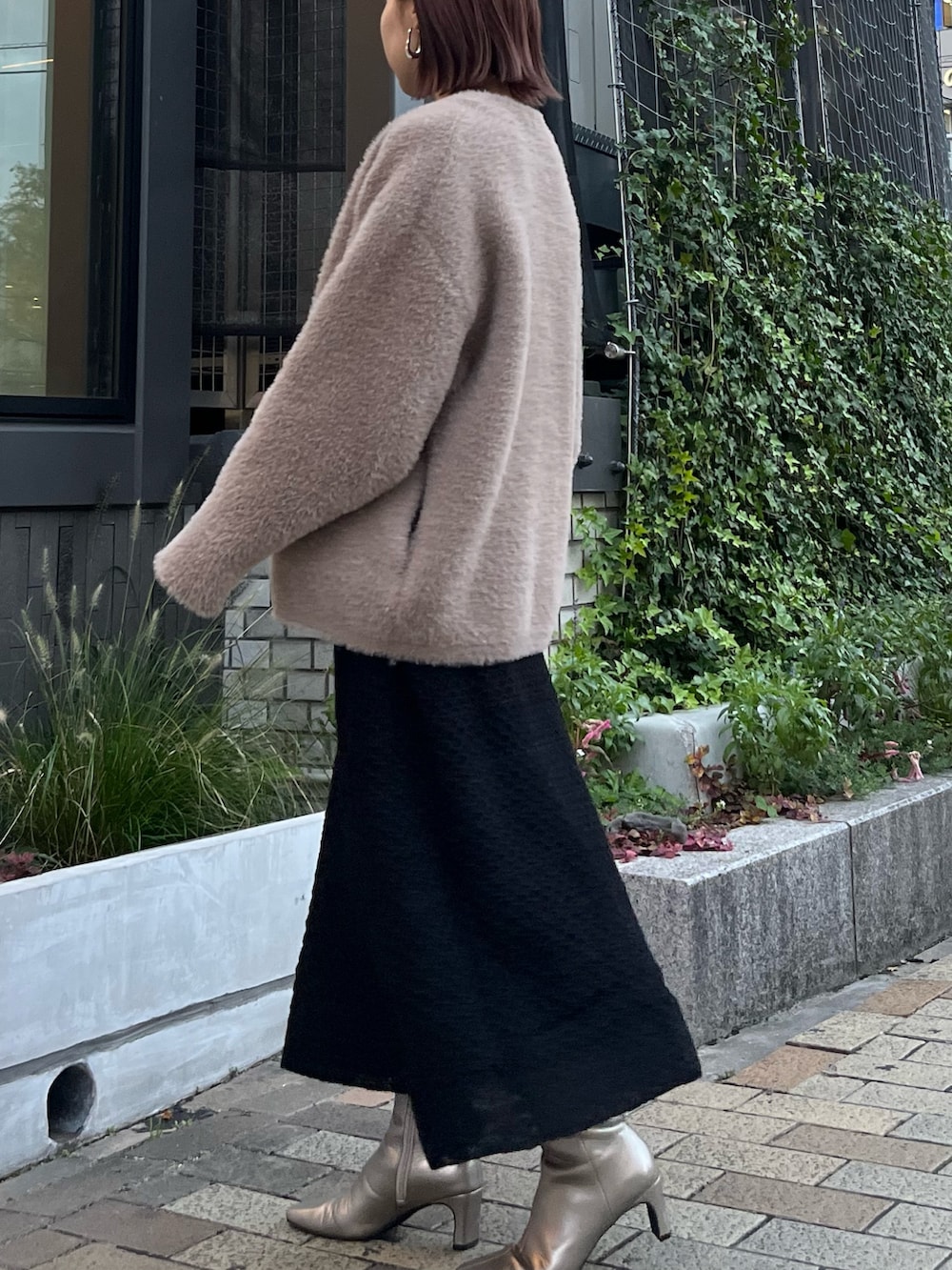 ブラック系のワンピース、シルバー系のブーツ、ブラック系のショルダーバッグを着用したレディースの秋コーディネートの2枚目の写真