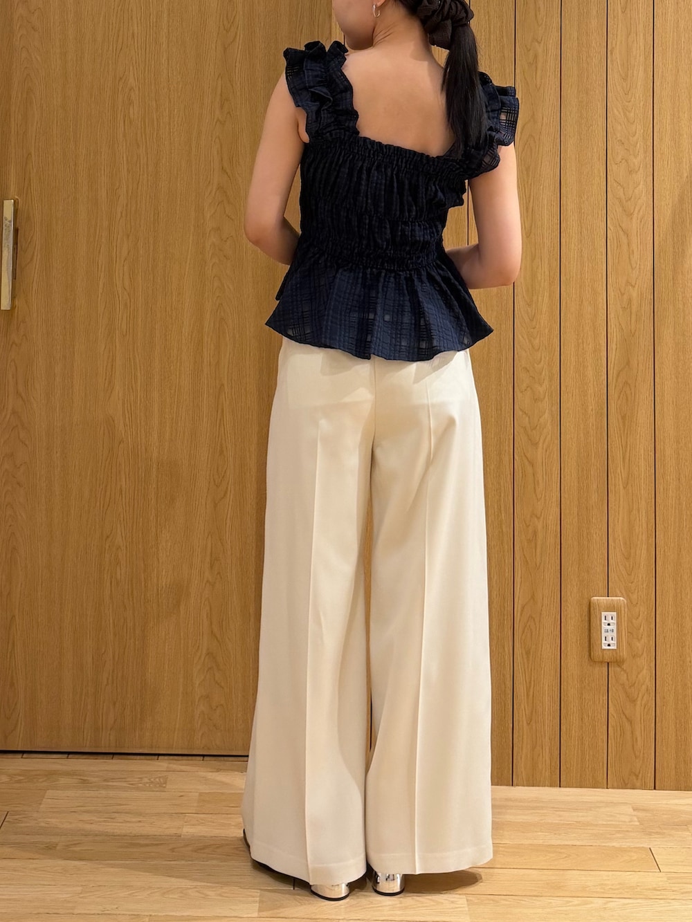 ホワイト系のその他パンツ、ブルー系のシャツ/ブラウスを着用したレディースの春コーディネートの3枚目の写真
