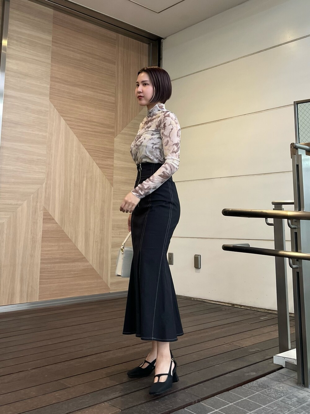 イエロー系のTシャツ/カットソー、ホワイト系のショルダーバッグ、パープル系のテーラードジャケットを着用したレディースの春コーディネートの5枚目の写真