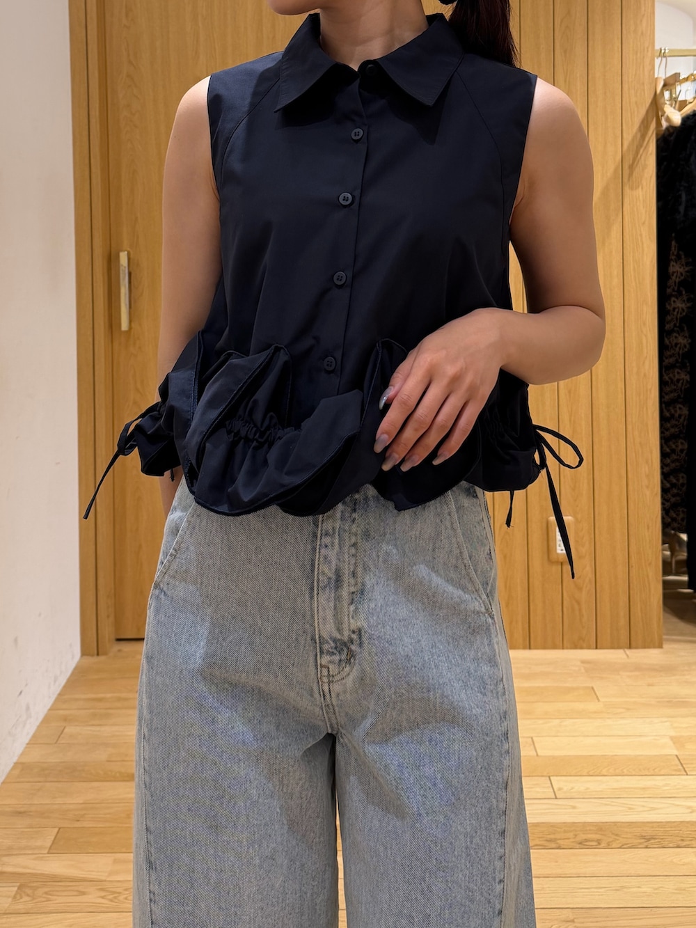 ブルー系のデニムパンツ、ブルー系のシャツ/ブラウス、ベージュ系のサンダルを着用したレディースの夏コーディネートの4枚目の写真