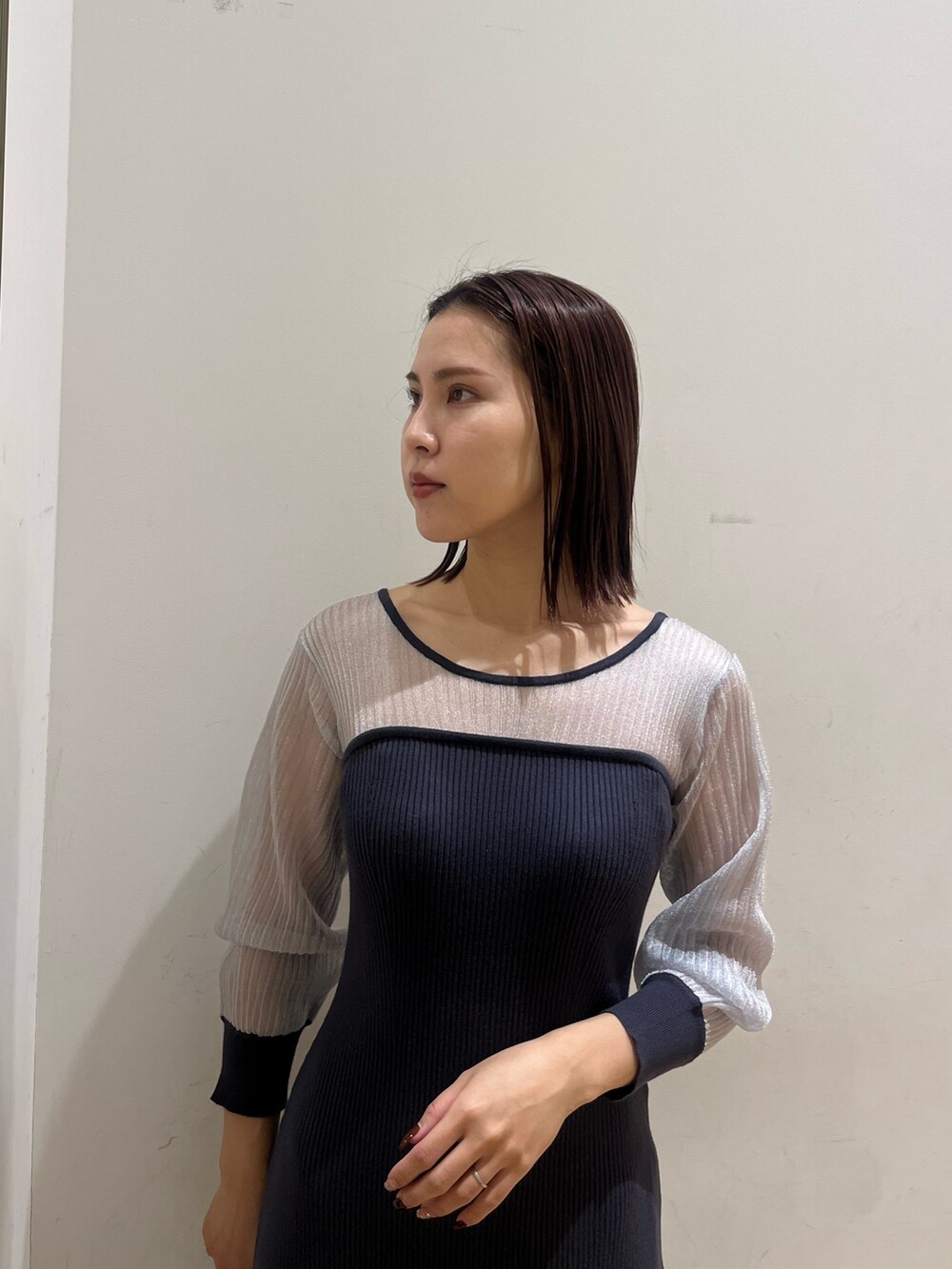 ブラック系のブーツ、グレー系のワンピースを着用したレディースの冬コーディネートの4枚目の写真