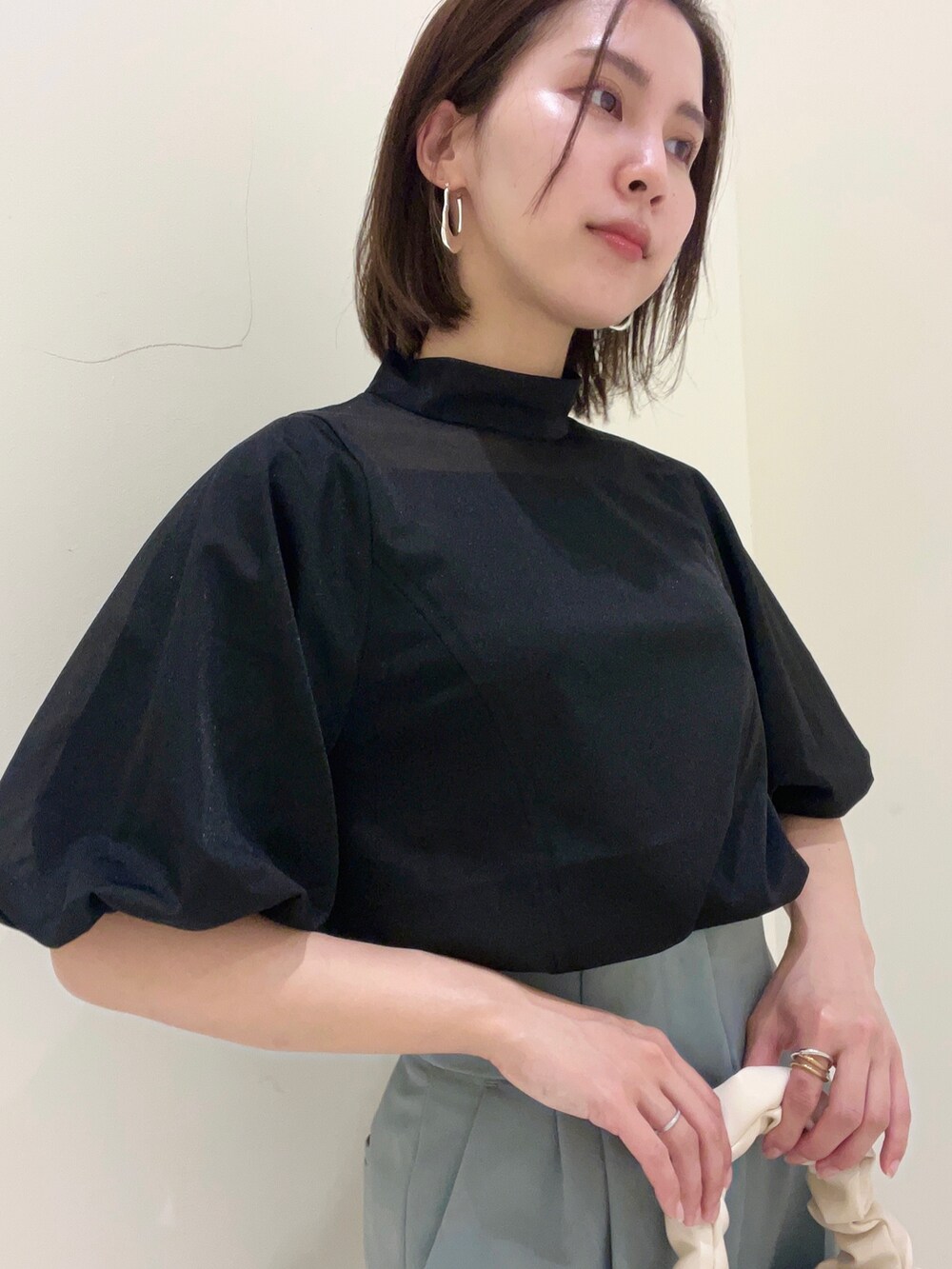 ブラック系のシャツ/ブラウス、ブルー系のその他パンツ、ホワイト系のハンドバッグを着用したレディースの春コーディネートの4枚目の写真