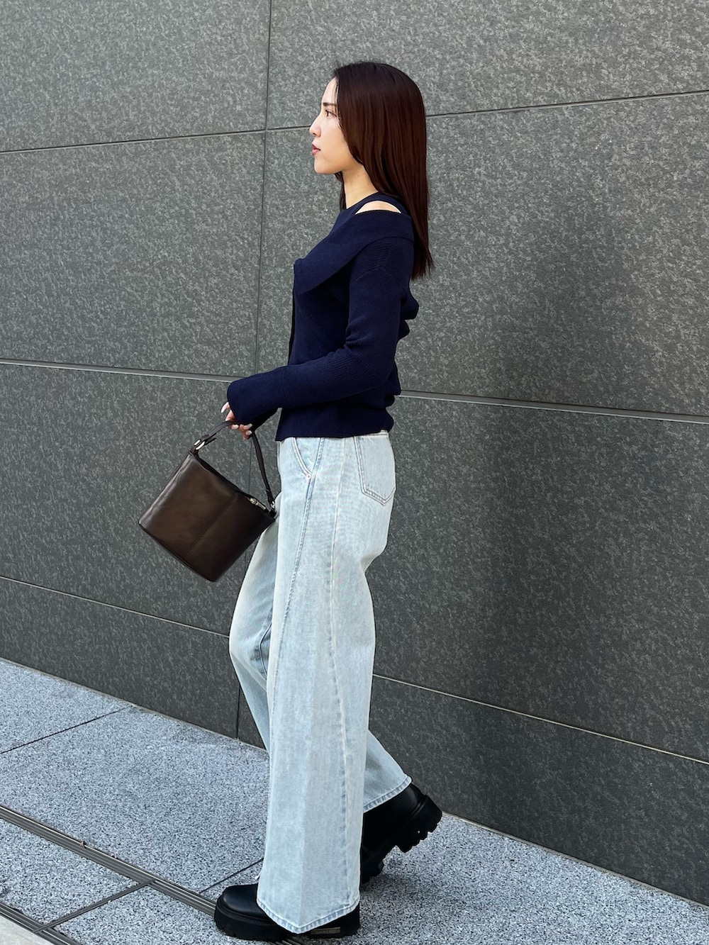 ブルー系のアンサンブル、ブルー系のデニムパンツ、ホワイト系のブルゾンを着用したレディースの冬コーディネートの4枚目の写真