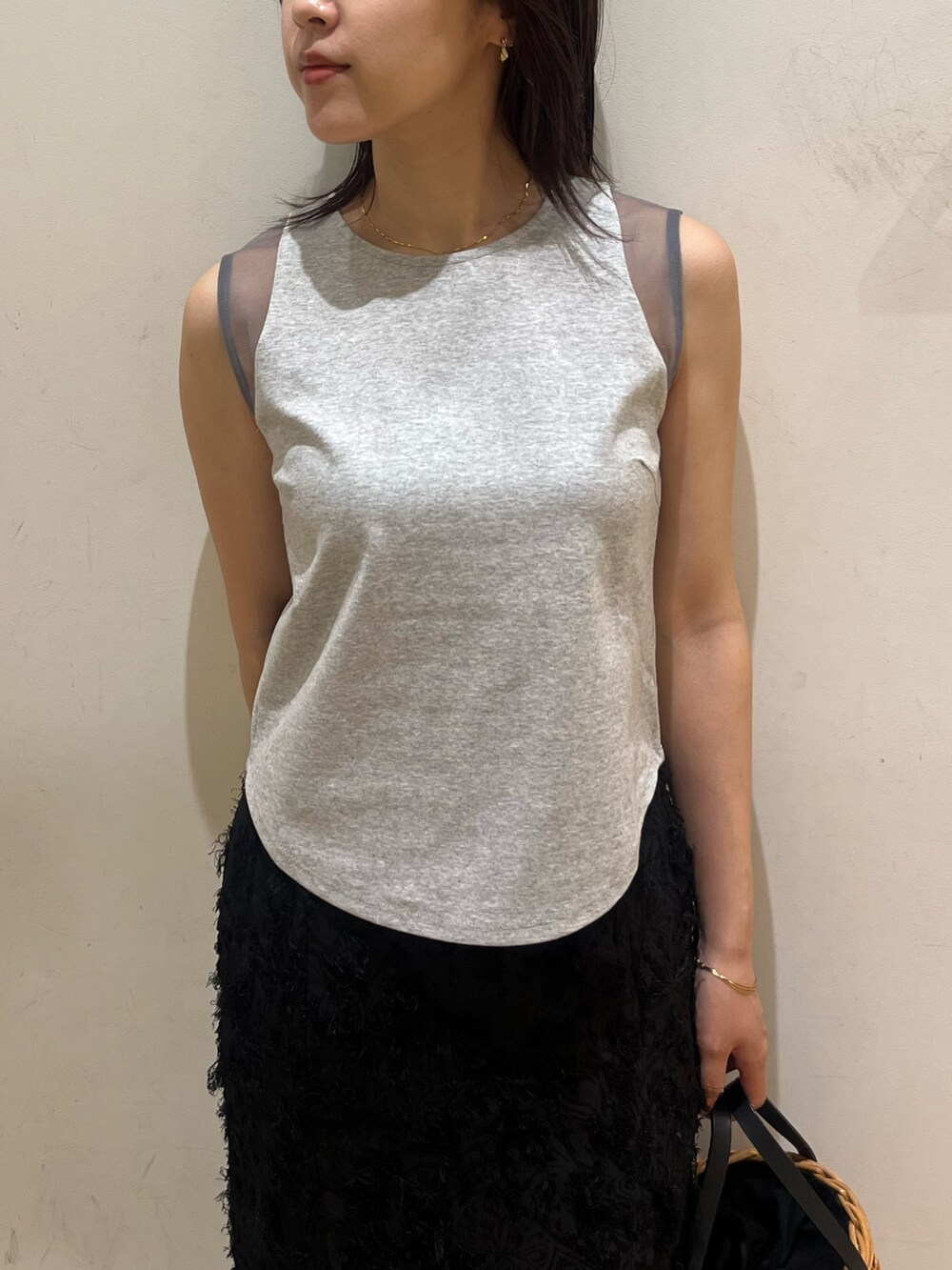 ブラック系のスカート、グレー系のTシャツ/カットソー、ブラウン系のハンドバッグを着用したレディースの夏コーディネートの4枚目の写真