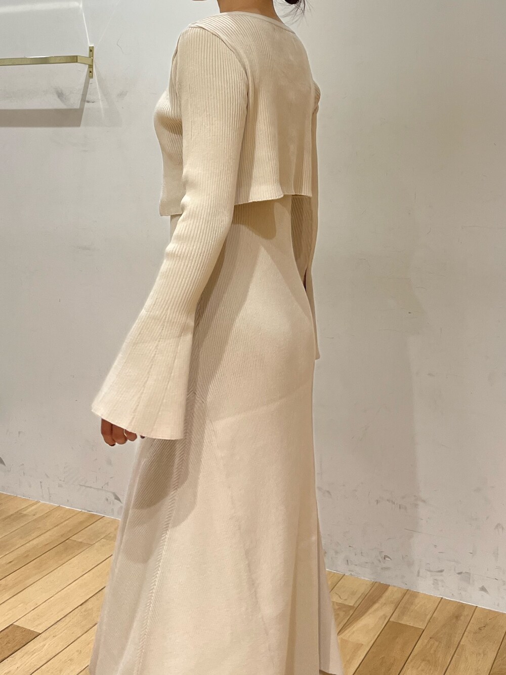 ホワイト系のワンピース、ベージュ系のブーツを着用したレディースの秋コーディネートの5枚目の写真