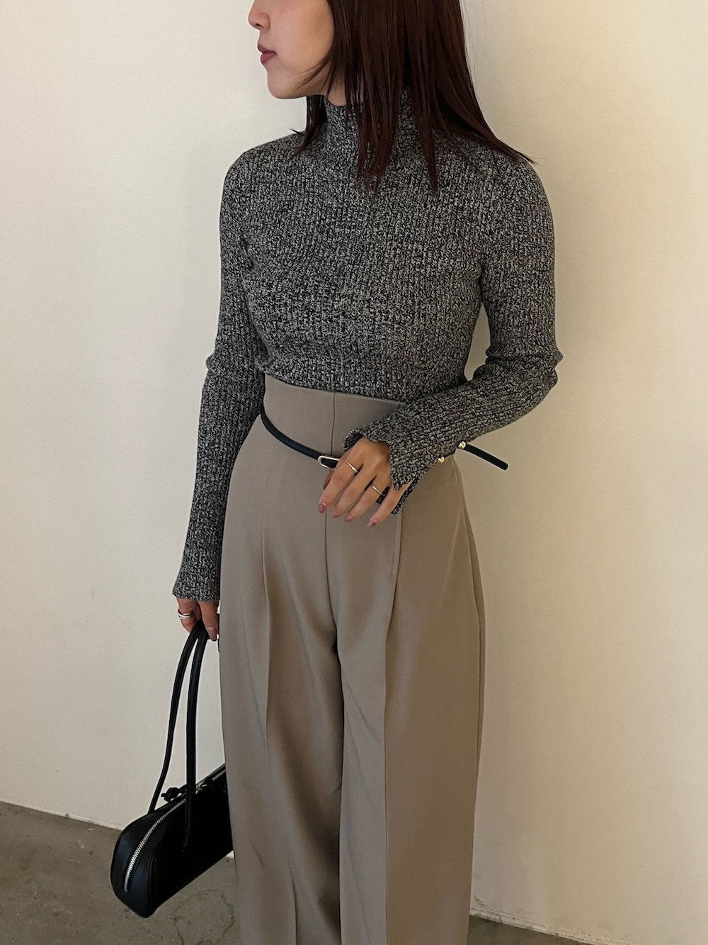 ブラック系のブーツ、ブラック系のニット/セーター、ブラック系のその他アウターを着用したレディースの冬コーディネートの8枚目の写真