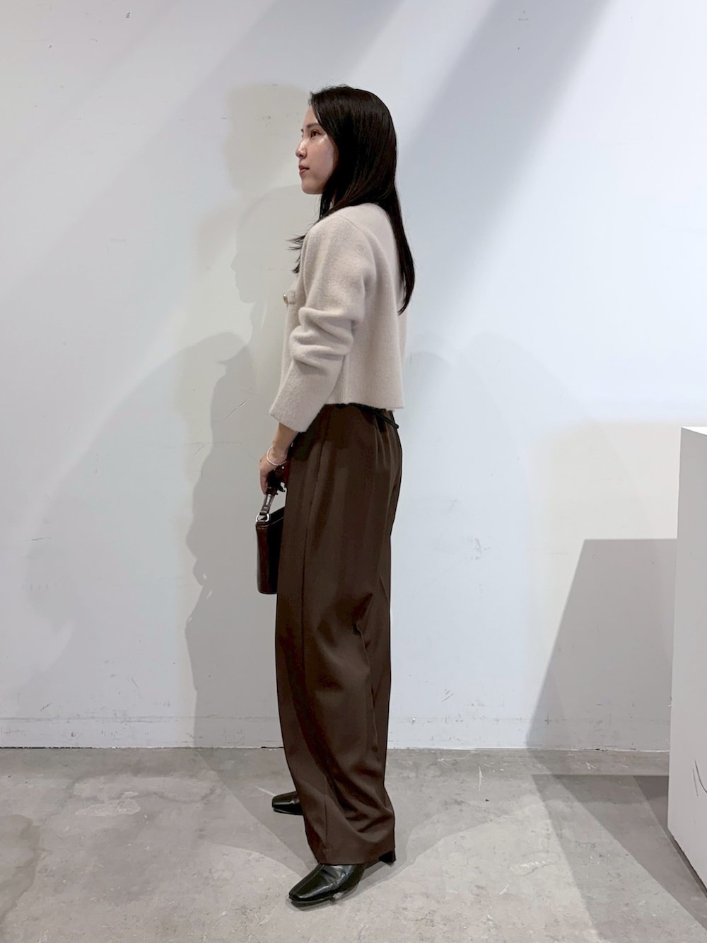 ブラウン系のその他パンツ、ブラック系のブーツ、ベージュ系のノーカラージャケットを着用したレディースの秋コーディネートの2枚目の写真