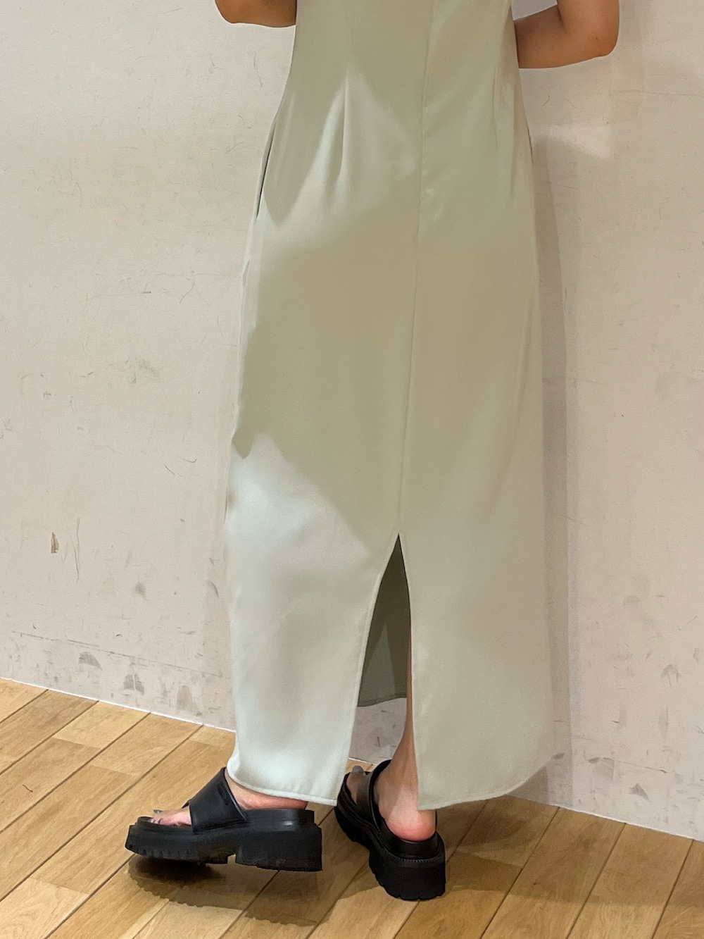 グリーン系のワンピース、ブラック系のTシャツ/カットソーを着用したレディースの夏コーディネートの5枚目の写真