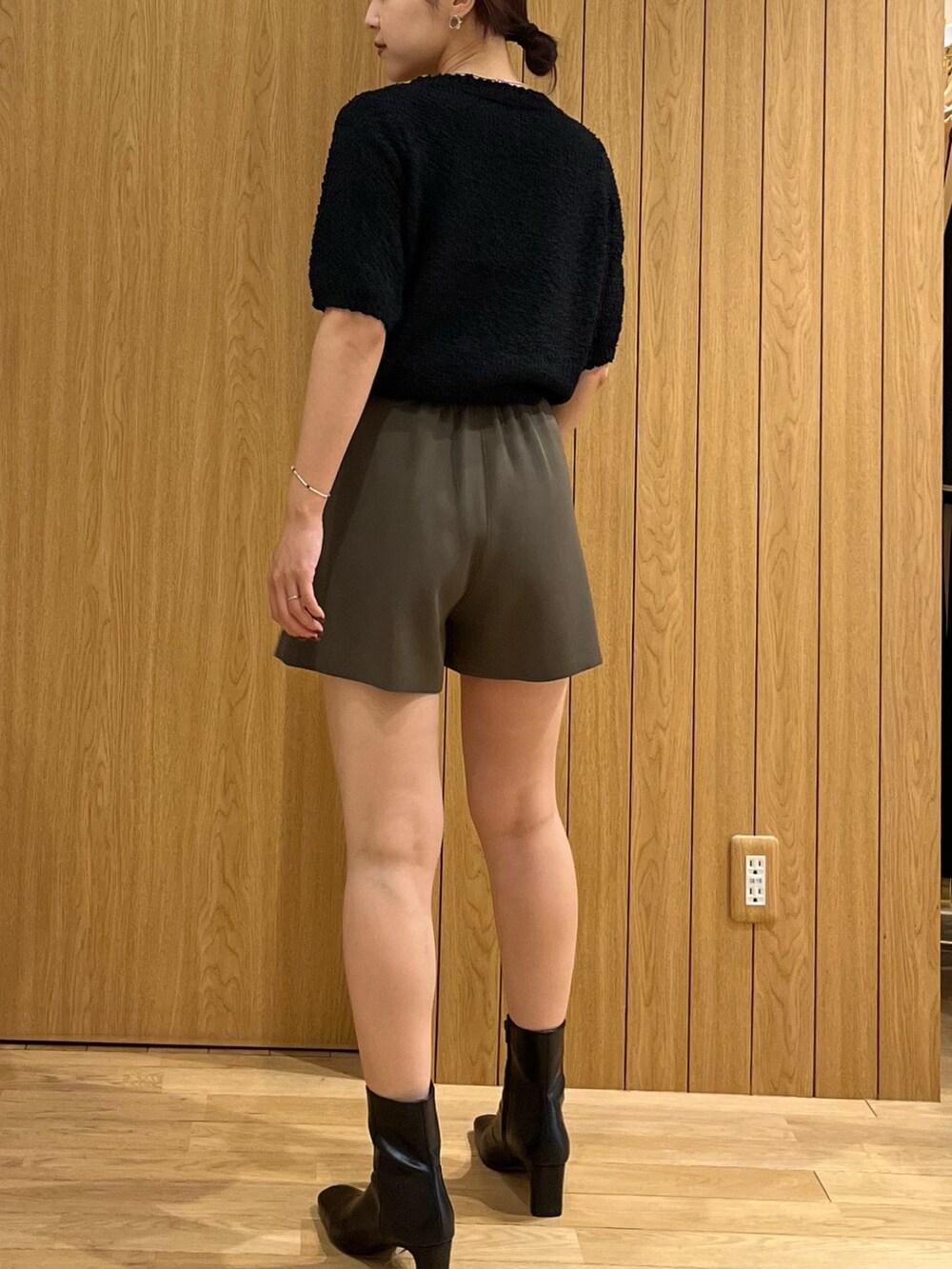 ブラック系のニット/セーター、ブラック系のブーツ、ブラウン系のその他パンツを着用したレディースの秋コーディネートの3枚目の写真