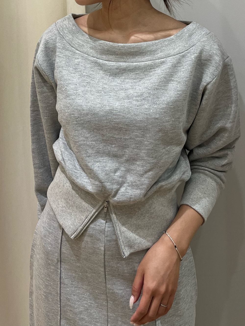 グレー系のスウェット、グレー系のスカート、レッド系のハンドバッグを着用したレディースの秋コーディネートの5枚目の写真