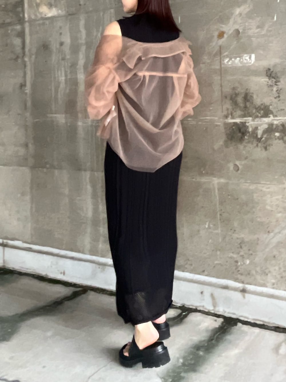 ブラック系のワンピース、ブラウン系のハンドバッグ、ブラウン系のシャツ/ブラウスを着用したレディースの夏コーディネートの5枚目の写真