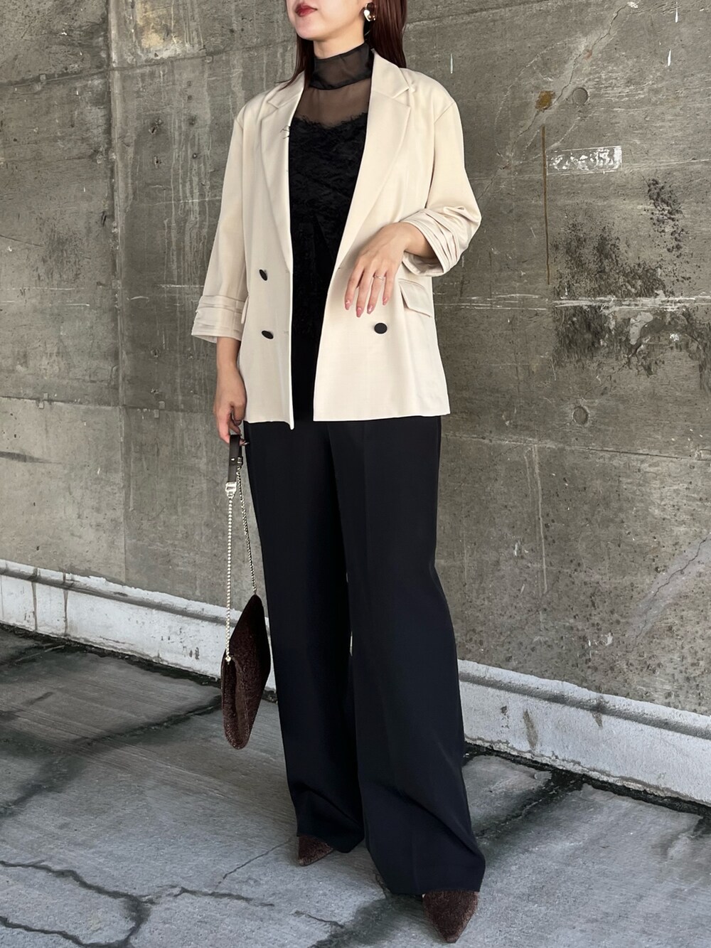 その他のパンプス、その他のクラッチバッグ、ブラック系のパンツドレスを着用したレディースの春コーディネートの4枚目の写真