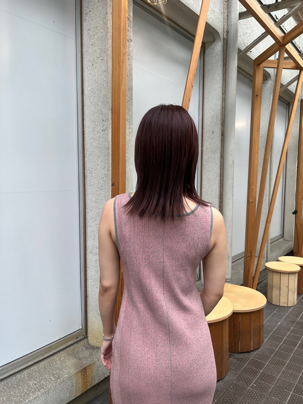 ピンク系のワンピース、ブラウン系のハンドバッグを着用したレディースの夏コーディネートの5枚目の写真