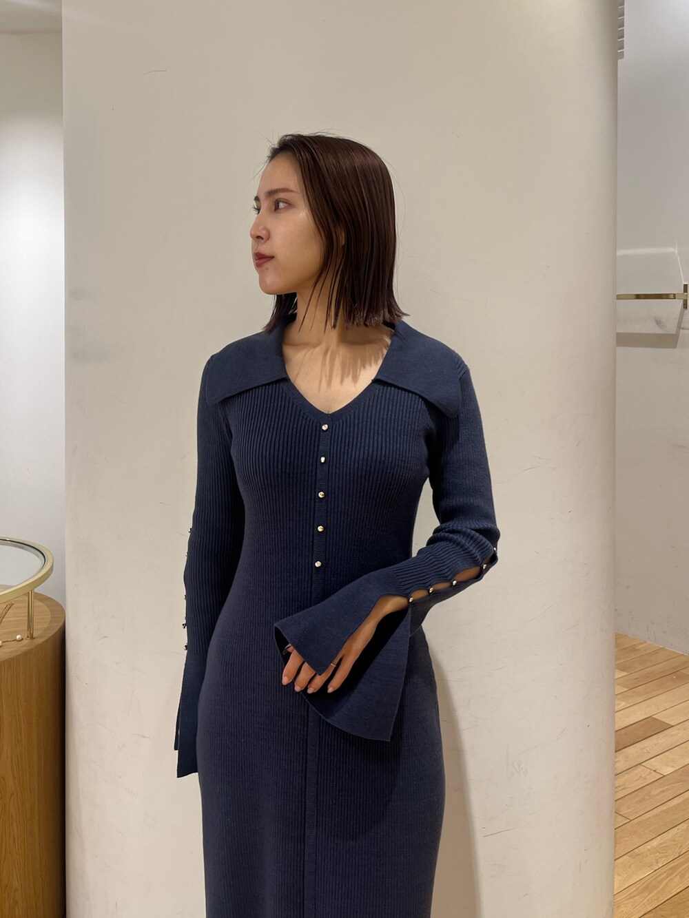 ブルー系のワンピース、グレー系のハンドバッグを着用したレディースの冬コーディネートの5枚目の写真