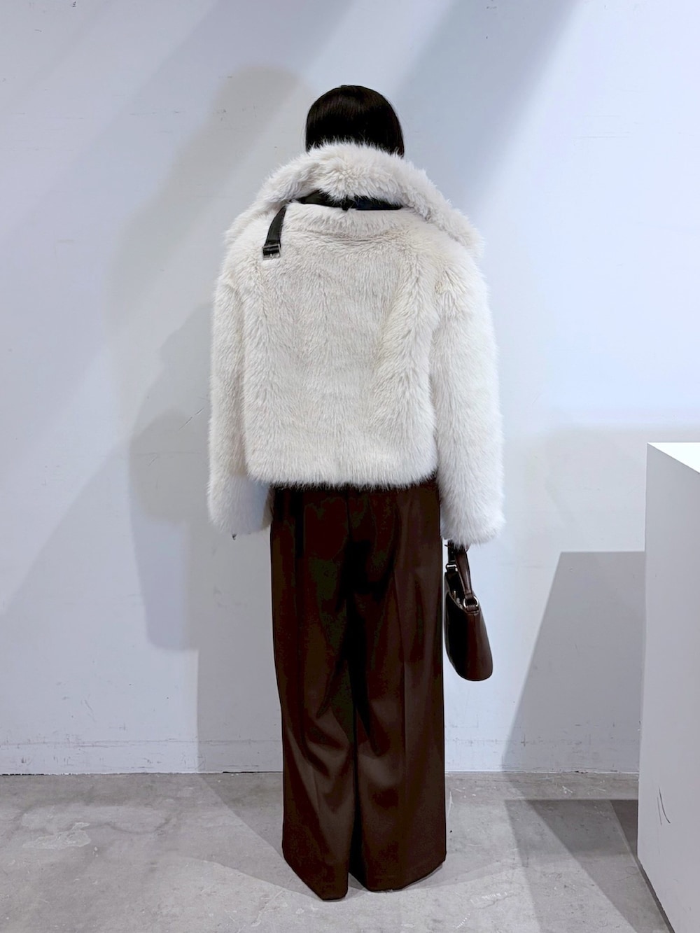 ブラウン系のその他パンツ、レッド系のニット/セーター、ホワイト系のその他アウターを着用したレディースの夏コーディネートの3枚目の写真