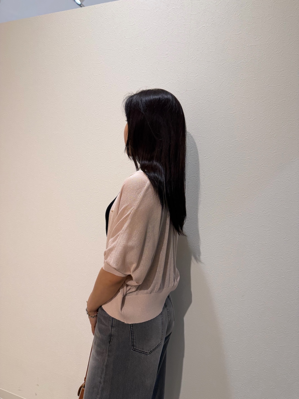 ブラック系のパンプス、ブラウン系のハンドバッグ、ブラック系のタンクトップを着用したレディースの夏コーディネートの5枚目の写真