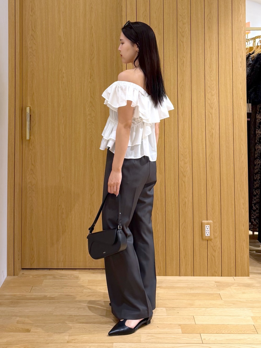 グレー系のその他パンツ、ホワイト系のシャツ/ブラウス、ブラック系のハンドバッグを着用したレディースの夏コーディネートの2枚目の写真