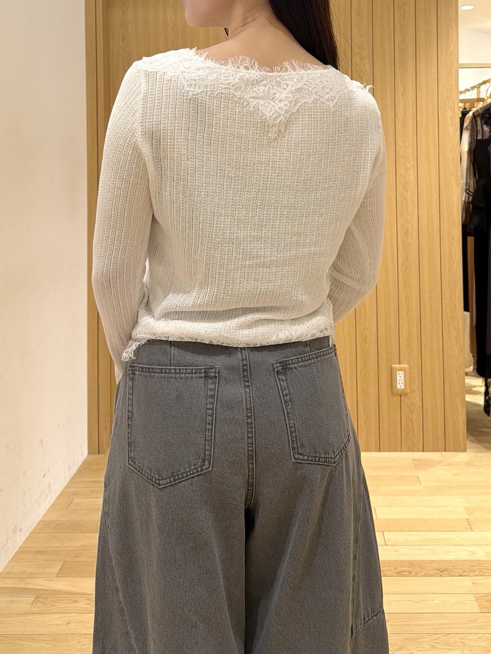 ホワイト系のカーディガン/ボレロ、グレー系のデニムパンツ、ブラウン系のハンドバッグを着用したレディースの秋コーディネートの7枚目の写真