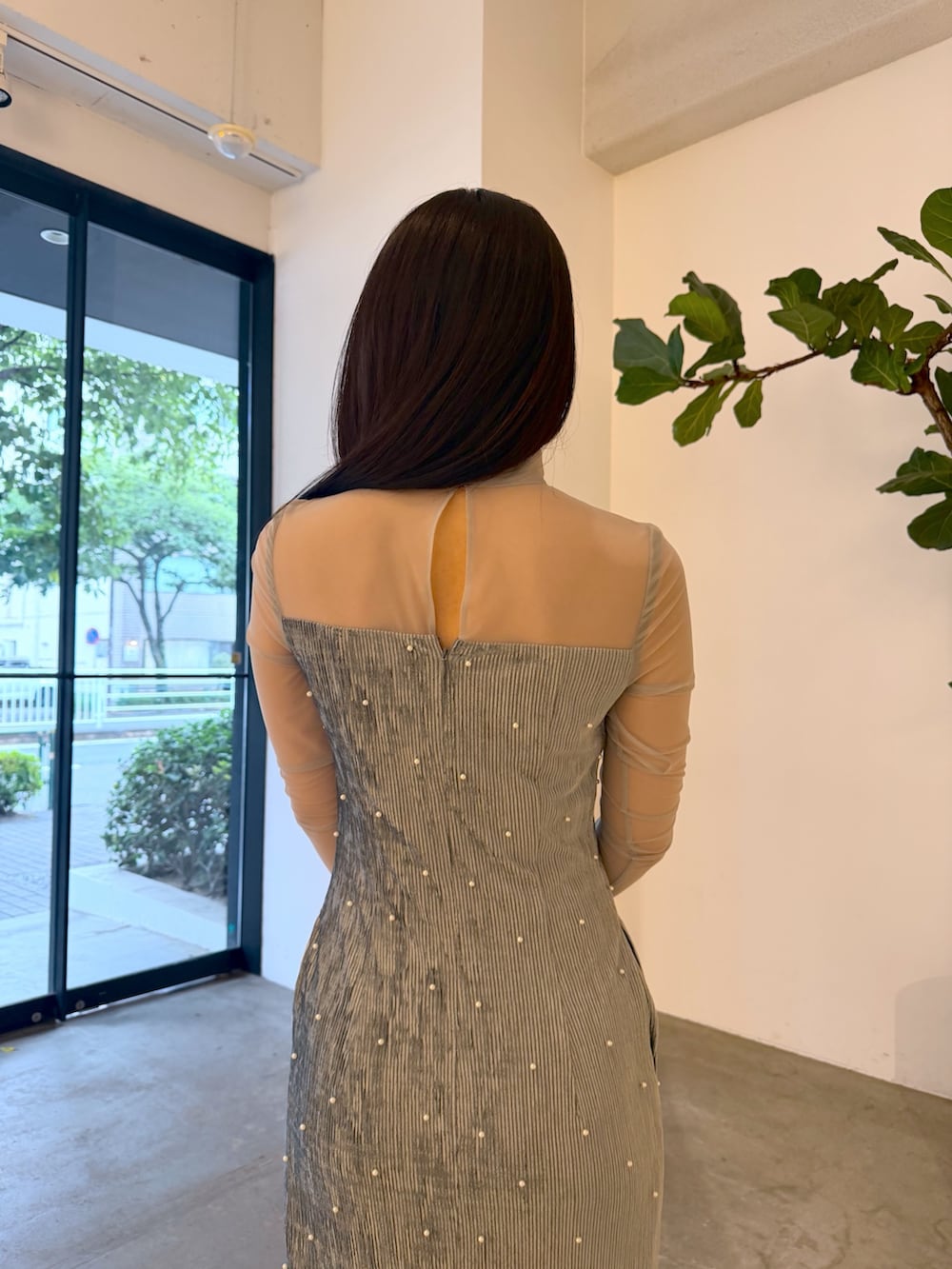 ブラック系のクラッチバッグ、ブルー系のドレス、シルバー系のパンプスを着用したレディースの夏コーディネートの6枚目の写真
