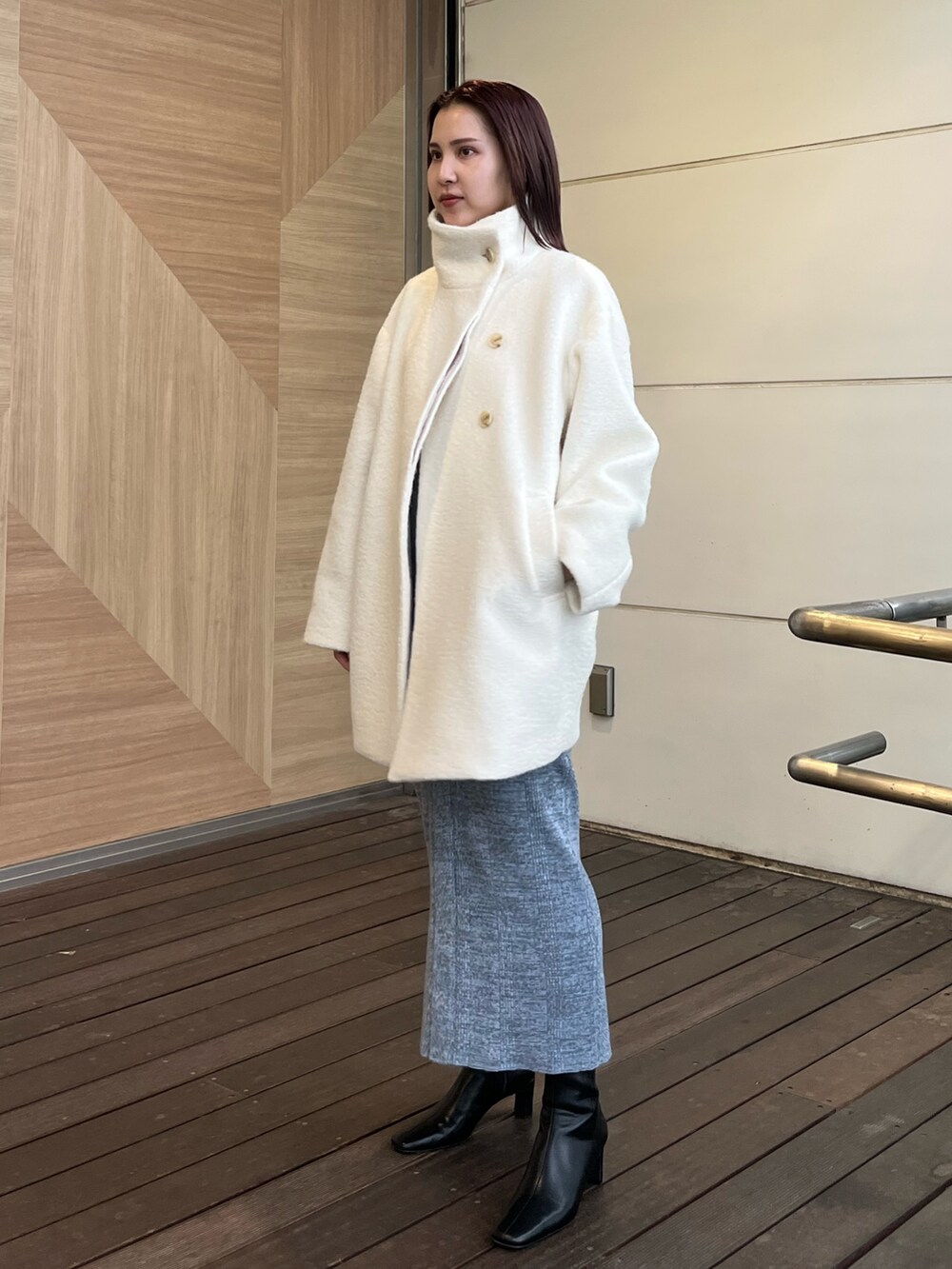 ブルー系のワンピース、ホワイト系のその他アウターを着用したレディースの冬コーディネートの2枚目の写真