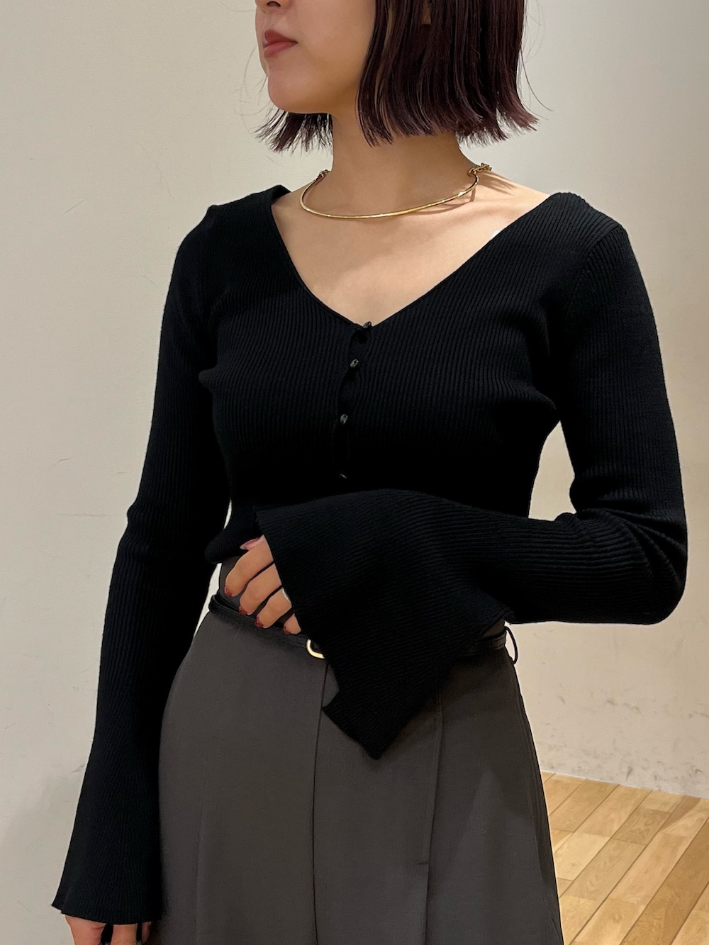 グレー系のその他パンツ、シルバー系のブーツ、ホワイト系のショルダーバッグを着用したレディースの秋コーディネートの4枚目の写真