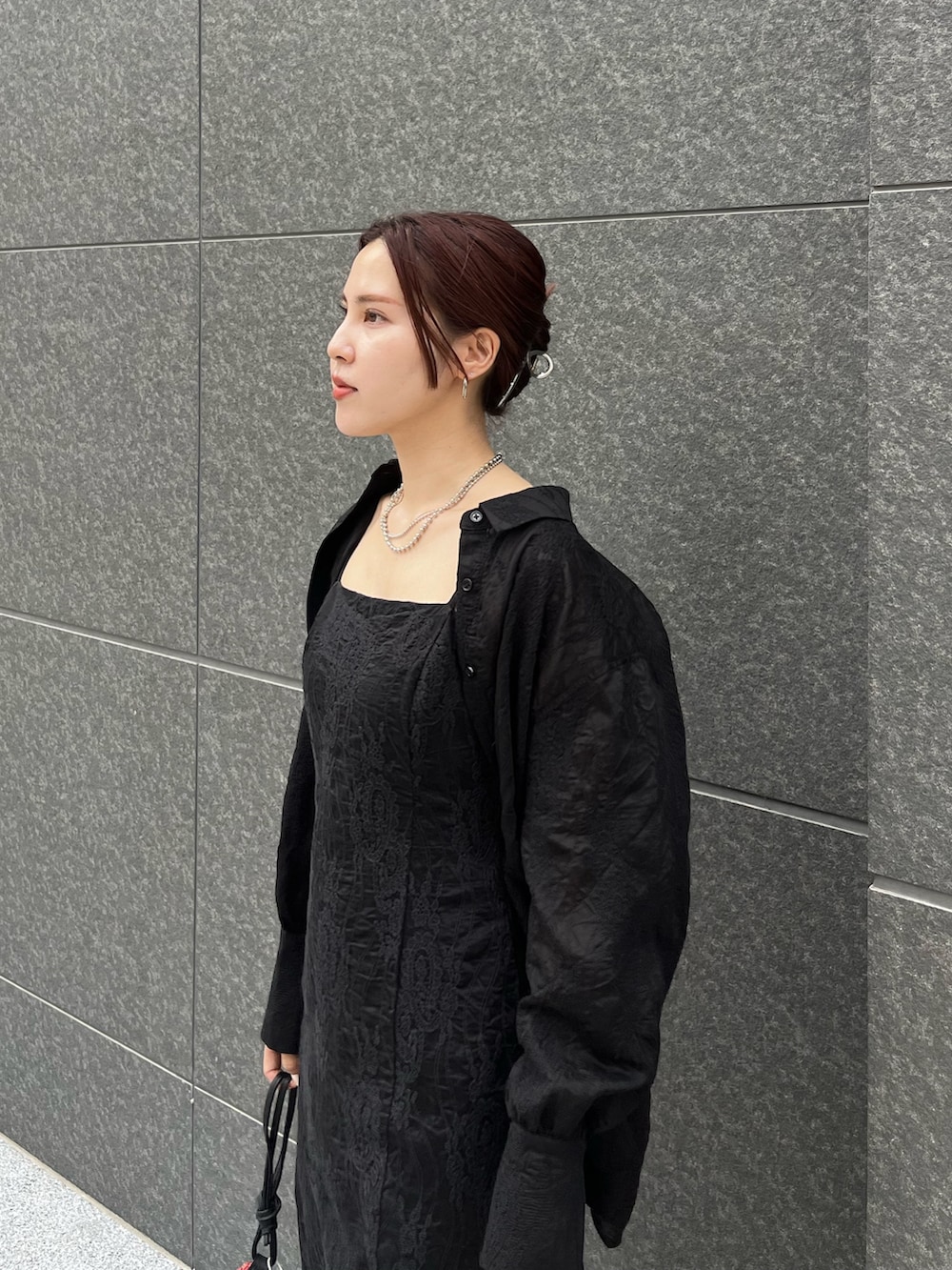 ブラック系のワンピース、ブラック系のシャツ/ブラウス、レッド系のショルダーバッグを着用したレディースの夏コーディネートの5枚目の写真