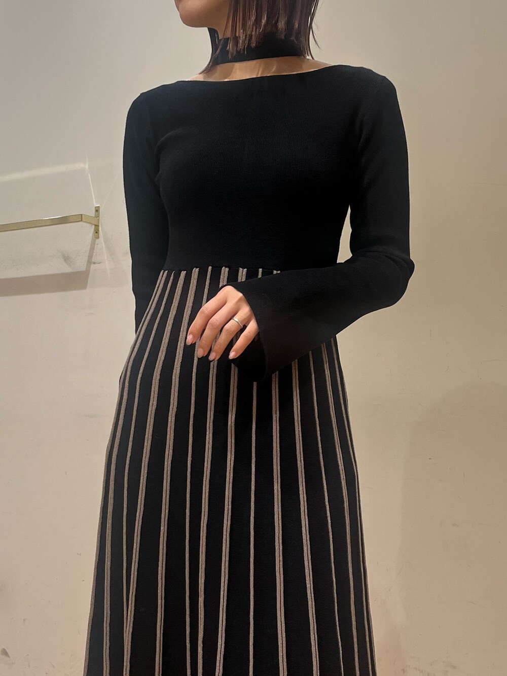 ブラック系のワンピース、ブラック系のブーツを着用したレディースの冬コーディネートの5枚目の写真