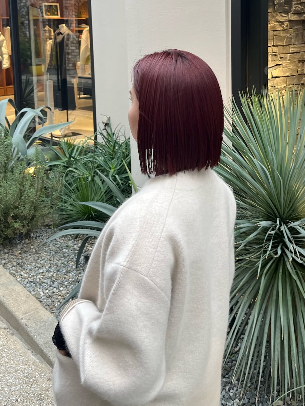 ブラック系のTシャツ/カットソー、ピンク系のカーディガン/ボレロを着用したレディースの秋コーディネートの4枚目の写真