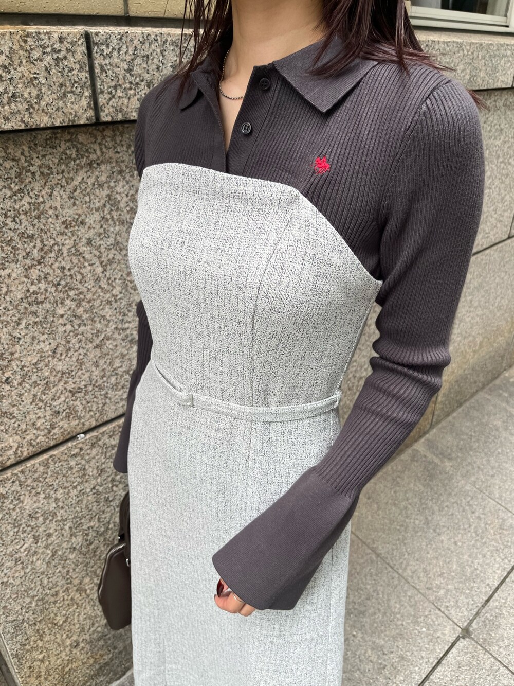 グレー系のワンピース、ブラウン系のボストンバッグ、ブラック系のブーツを着用したレディースの秋コーディネートの8枚目の写真