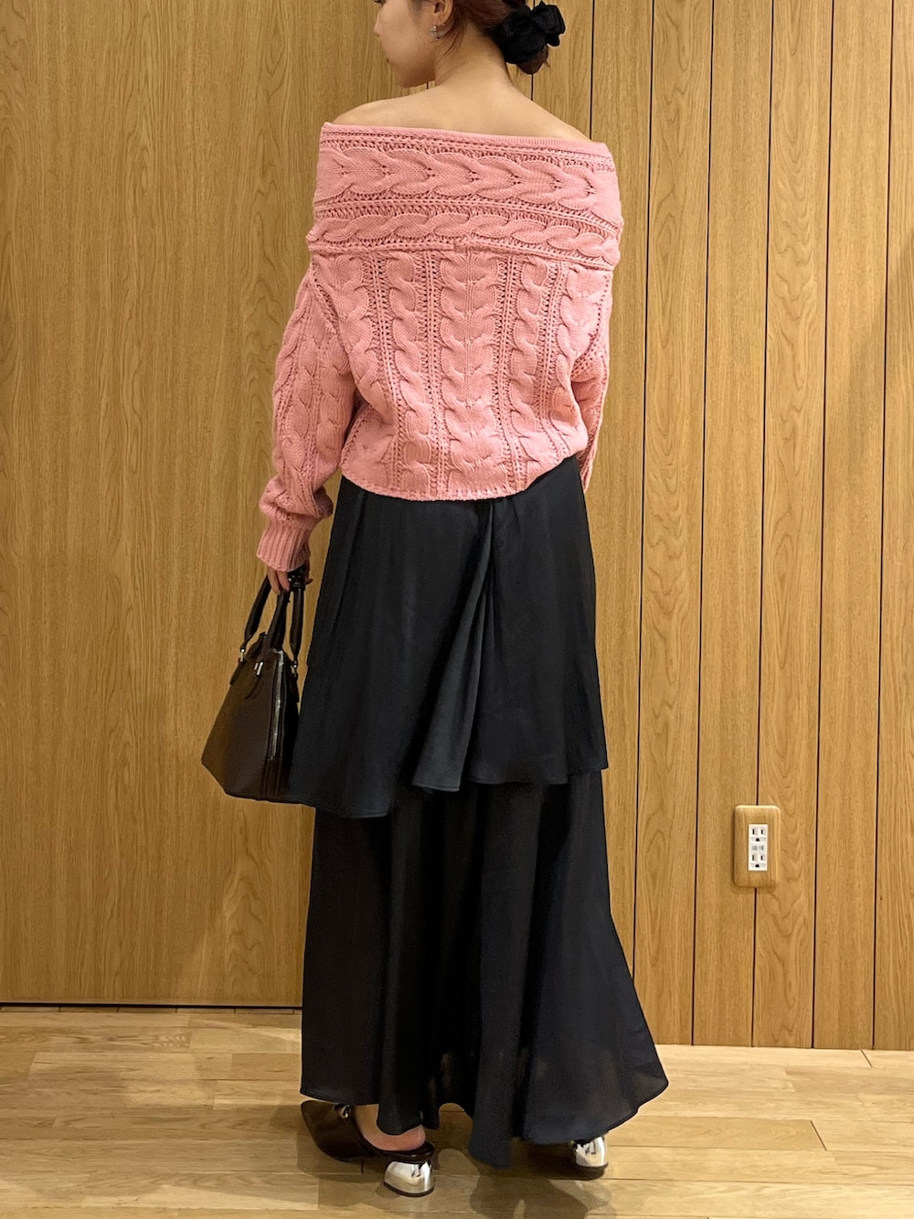 ブラウン系のパンプス、ブラック系のスカート、ピンク系のニット/セーターを着用したレディースの秋コーディネートの3枚目の写真