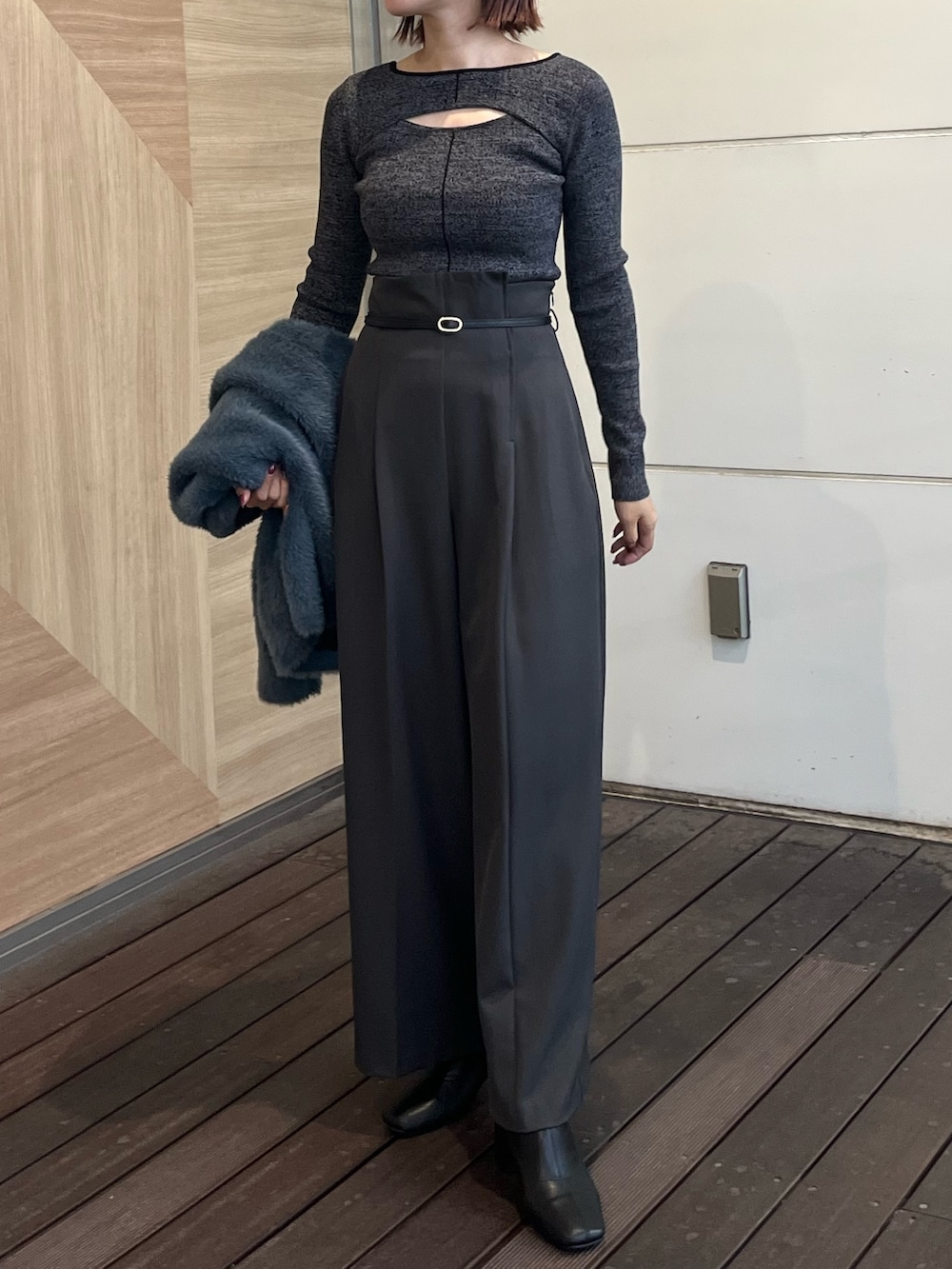 グレー系のカーディガン/ボレロ、グレー系のその他パンツ、ブラック系のニット/セーターを着用したレディースの秋コーディネートの6枚目の写真