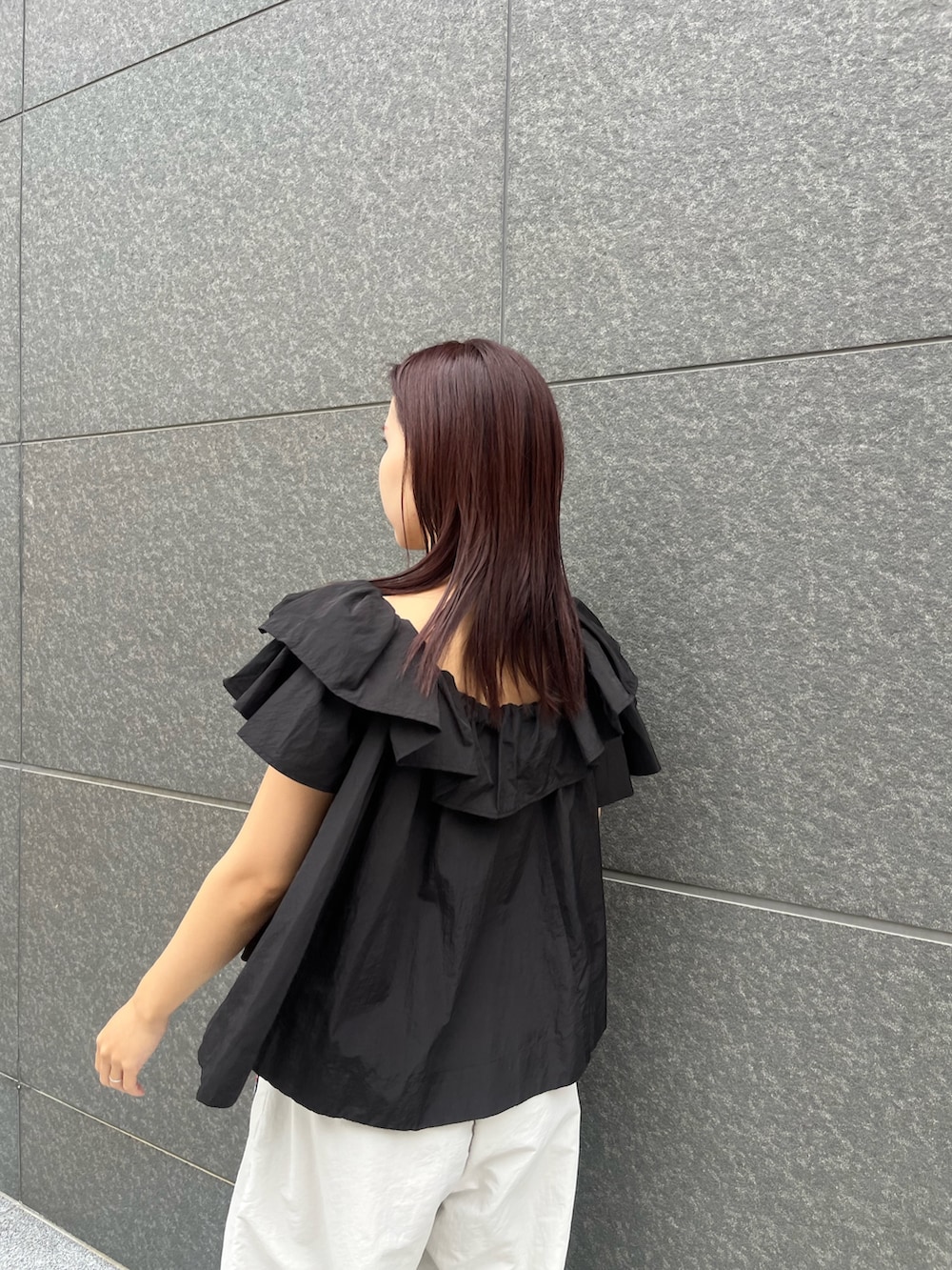 ブラック系のシャツ/ブラウス、ベージュ系のその他パンツを着用したレディースの冬コーディネートの6枚目の写真