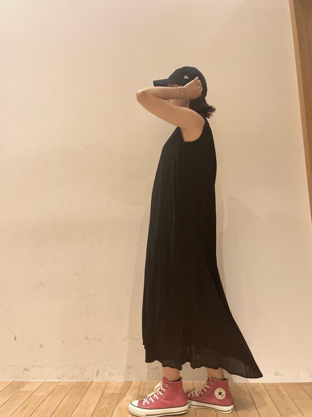ブラック系のワンピースを着用したレディースの夏コーディネートの2枚目の写真
