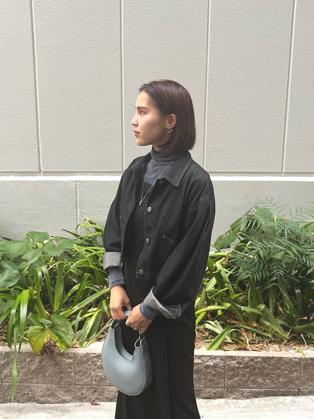 ブルー系のハンドバッグ、ブラック系のワンピース、ブルー系のTシャツ/カットソーを着用したレディースの秋コーディネートの7枚目の写真