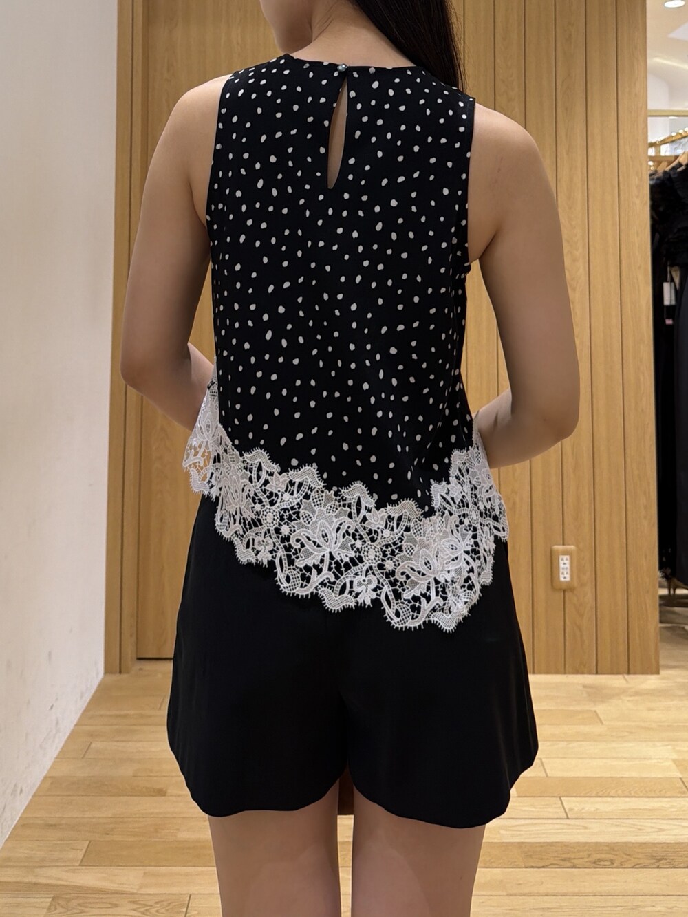 ブラック系のその他パンツ、イエロー系のハンドバッグ、ブラック系のブーツを着用したレディースの夏コーディネートの6枚目の写真