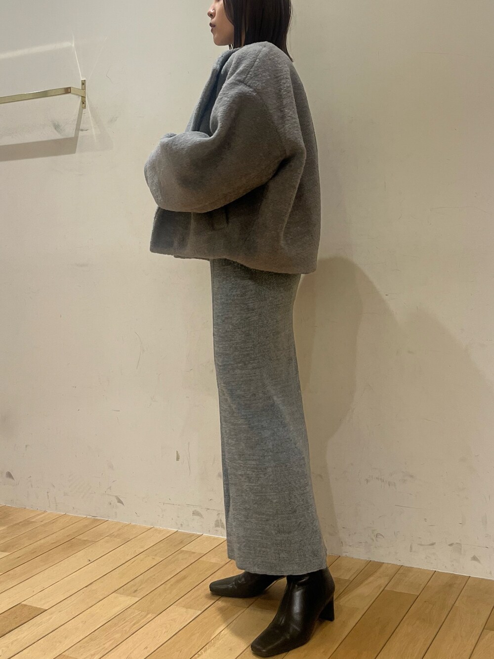 ブルー系のワンピース、グレー系のブルゾンを着用したレディースの冬コーディネートの2枚目の写真