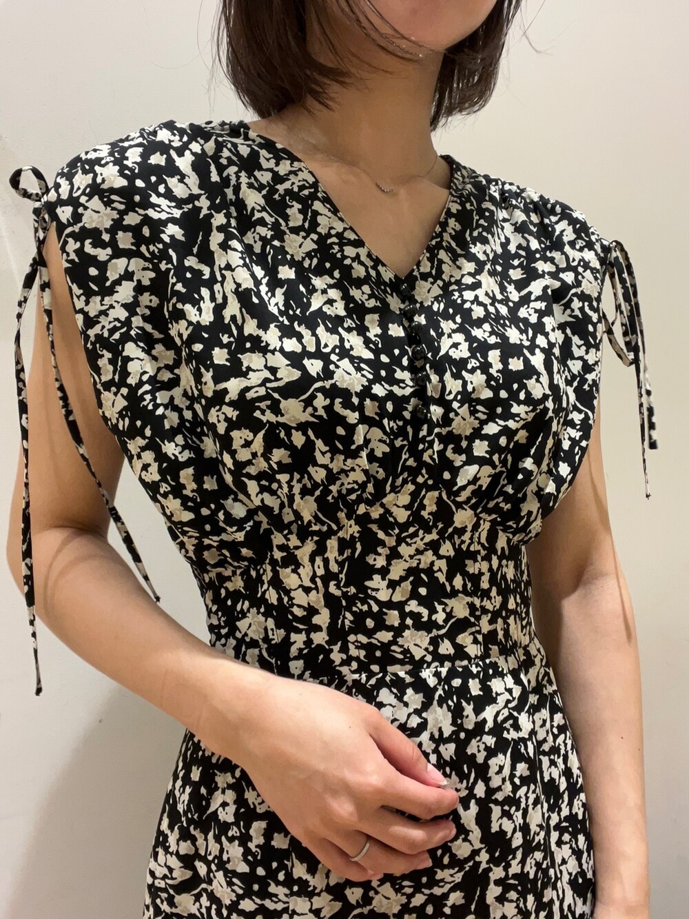 ブラック系のワンピース、ブラック系のハンドバッグ、ブラック系のサンダルを着用したレディースの春コーディネートの4枚目の写真