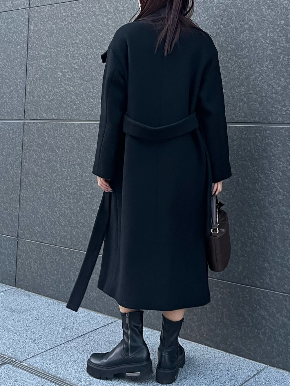 ブラック系のその他パンツ、ピンク系のニット/セーター、ブラック系のステンカラーコートを着用したレディースの冬コーディネートの3枚目の写真